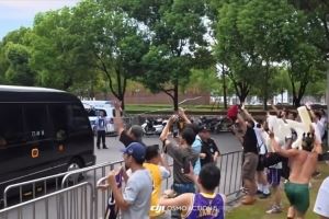 詹姆斯乘車離開交大校園 男球迷赤膊高舉King字牌一路狂奔追隨