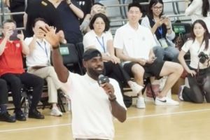 也來追星？詹密？朱俊龍現(xiàn)身上海交大 觀看詹姆斯中國行活動