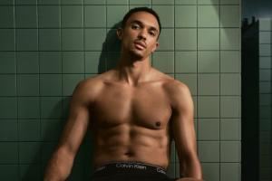 ??阿諾德為Calvin Klein拍攝內(nèi)褲廣告，半裸出鏡大秀健美身材