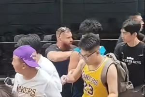 詹姆斯坐車前往交大活動現(xiàn)場 球迷在馬路瘋狂追車拍車被保安推開