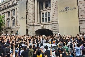 萬人空巷再現(xiàn)！詹姆斯中國行外灘活動現(xiàn)場門口已聚集無數(shù)球迷