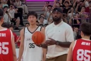 跳球、簽名、合影！媒體人曬詹姆斯交大校園行：老詹的人氣是真高