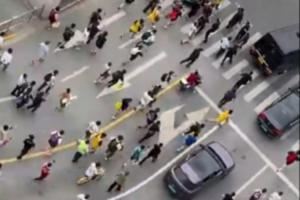 詹姆斯坐車離開(kāi)交大 球迷爭(zhēng)先恐后沖上前 交警哨子吹冒煙也難阻止