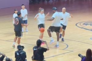 勒布朗和勒布朗夢(mèng)！詹姆斯扣籃后和李夢(mèng)面對(duì)面一起做霸王步慶祝
