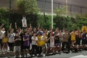 今晚不睡了！詹姆斯飛抵成都 大量球迷在機(jī)場(chǎng)外和酒店外堅(jiān)定守候