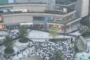 風(fēng)雨無阻！成都突降暴雨 球迷仍冒雨在詹姆斯中國行活動現(xiàn)場等候