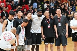 詹姆斯中國行成都站圖集：趙睿&李夢等球星出席活動 老詹美美拍照