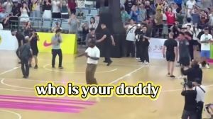 詹姆斯上交活動(dòng)現(xiàn)場(chǎng) 有球迷喊：Who’s Your Daddy？