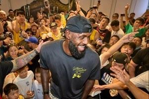詹姆斯曬中國行成都站海量圖片：太不可思議 國王愛你！????