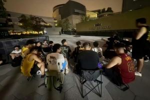 熾熱的愛！詹姆斯今日將亮相成都萬象城 部分球迷徹夜排隊守候