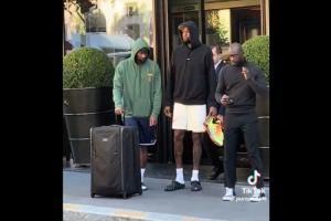 氣質(zhì)太特別！杜蘭特現(xiàn)身巴黎街頭 上身連帽衫下身短褲 手拿球鞋