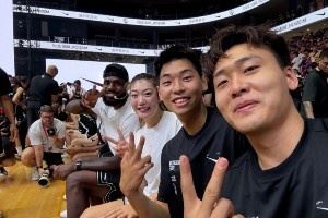 與老詹近距離接觸！趙睿曬18張活動(dòng)照：解鎖多重身份?