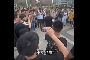 我愛(ài)老詹！我為詹狂！大量球迷聚集街頭齊喊口號(hào)