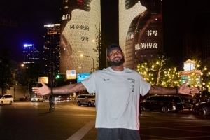 親自打卡留念！耐克官方曬詹姆斯昨晚在成都雙子塔燈光秀前合影