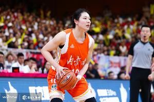 媒體人：內(nèi)蒙古女籃幾個(gè)國手價(jià)格不低 但市場(chǎng)的反應(yīng)一般 沒有哄搶