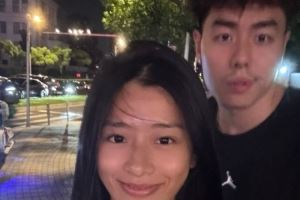 鉆戒閃閃發(fā)亮！李添榮愛人更新社媒 曬出多張近照