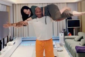 馬布里和老婆進(jìn)行睡美人挑戰(zhàn)：這個(gè)我也行 80歲也照樣把你舉起來