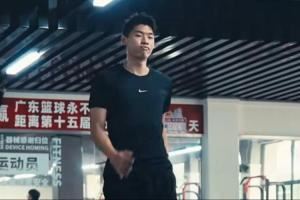 眼神堅毅！崔永熙已回到廣東進行恢復(fù)訓(xùn)練