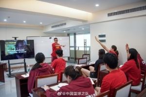 教練組特別準備了“英語角”活動 得到了中國女籃隊員的積極響應(yīng)