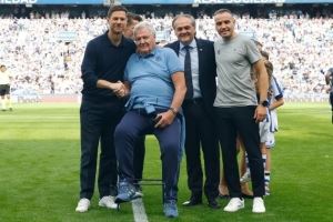 皇馬參加皇家社會賽前活動，致敬兩隊共同的功勛主帥托沙克