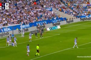 年輕人太高興??居勒爾進(jìn)球后獨(dú)自慶祝，其他隊(duì)友紛紛跑向姆巴佩