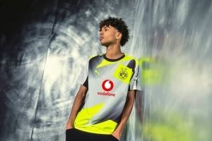 德媒：多特球迷打橫幅吐槽新款客場球衣，認為這是聯(lián)賽最糟糕球衣