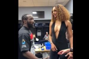 深V連體裝！WNBA里斯后臺探望拳手 穿著大膽又吸睛