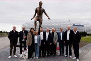 貝肯鮑爾雕像在安聯(lián)球場(chǎng)揭幕，與傳奇人物蓋德-穆勒雕像并列