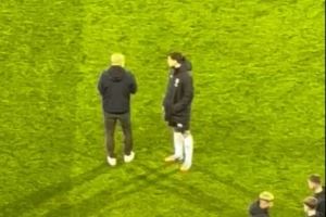 額外補(bǔ)課??瓜迪奧拉在比賽結(jié)束后，對(duì)曼城中場(chǎng)岡薩雷斯進(jìn)行指導(dǎo)