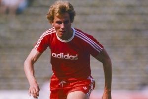 拜仁祝福魯梅尼格：俱樂部傳奇，70歲生日快樂！