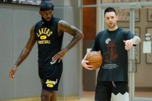 訓(xùn)練師Brickley：老詹的自律無(wú)人能及 8點(diǎn)訓(xùn)練他6點(diǎn)就會(huì)來(lái)熱身