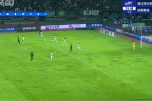 卡列洛半場(chǎng)補(bǔ)時(shí)第10分鐘破門(mén)，浙江連追兩球暫2-3落后蓉城