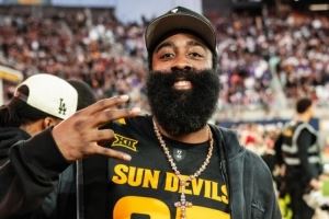 哈登回母校看橄欖球賽！離譜的是他還閃現(xiàn)接近同時(shí)開打的WNBA比賽