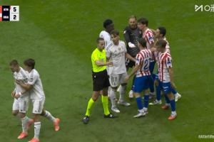 馬斯坦托諾一腳爆射場邊，兩隊爆發(fā)沖突