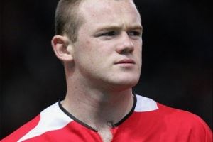 2004年的今天魯尼在曼聯(lián)首秀上演帽子戲法，253球?yàn)殛?duì)史射手王