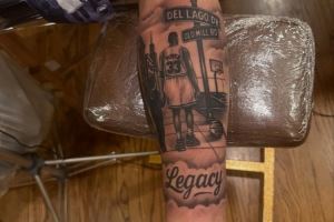 對(duì)老父親的愛！小皮蓬新增父子牽手紋身 致敬父親皮蓬！