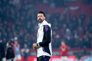 德媒：一名海登海姆球迷從看臺(tái)跌落受傷，直升機(jī)降落在球場(chǎng)上救援