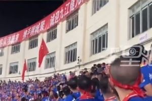 網(wǎng)傳贛超球迷被扔水瓶砸傷，警方帶走6人