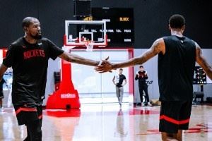 積極備戰(zhàn)新賽季！火箭官方曬訓(xùn)練照：訓(xùn)練營(yíng)首日