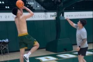 鉆研必殺技！王俊杰赤膊上身苦練金雞獨立翻身后仰跳投