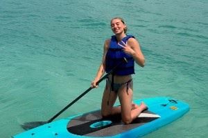 又美又颯！佩奇在社媒曬海邊度假美照 秀燒烤技藝