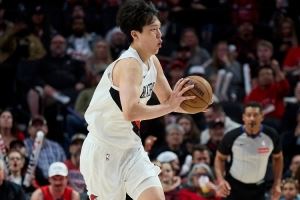 媒體人：小楊還不能完全適應(yīng)這樣的比賽速度 體能速率需要慢慢練