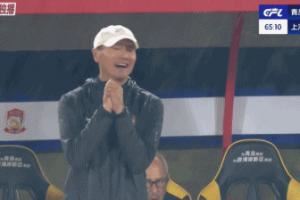 要被氣哭了！青島西海岸快攻被邊裁吹停，場邊邵佳一表情抓狂