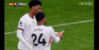 ??上面寫了啥？切爾西球員在場上傳遞紙條，詹姆斯最后將其撿起