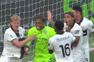 太強(qiáng)了！鈴木彩艷壓哨撲點(diǎn)救主+7撲救 單場(chǎng)9.5分助十人帕爾馬拿分