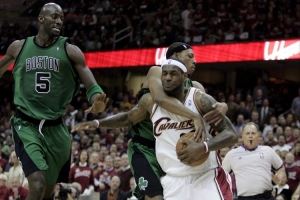 詹母曾想為兒子出頭對(duì)自己動(dòng)手？皮爾斯：我只是阻止了他上籃