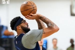 新賽季沖！獨(dú)行俠訓(xùn)練照：弗拉格扣籃 濃眉戴護(hù)目鏡投籃 歐文現(xiàn)身