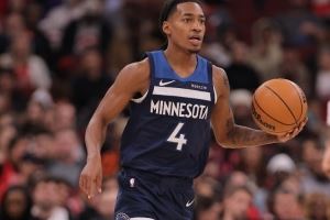 里德：作為控衛(wèi)迪林厄姆的進(jìn)步很關(guān)鍵 他現(xiàn)在能更從容地突分了