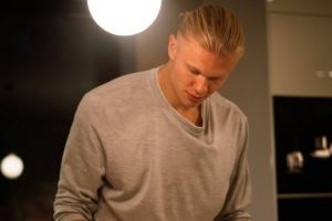 哈蘭德在家使用紅外線理療促進血液循環(huán)，本人是吃貨&烹飪愛好者