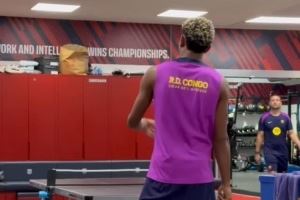 技高一籌！亞馬爾曬與科亨打乒乓球視頻，配文調(diào)侃：我的兒子